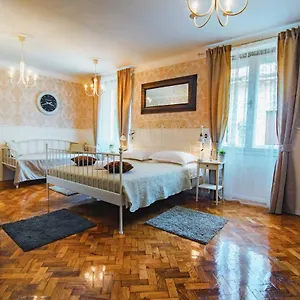 Mama's And Papa's Luxury Split
